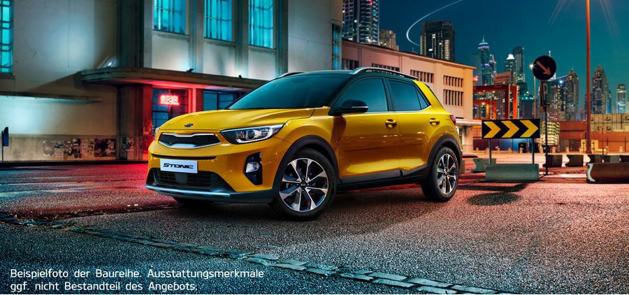 Gelber SUV, Kia Stonic, parkt vor urbaner Kulisse bei Nacht, moderne Stadtbeleuchtung im Hintergrund.